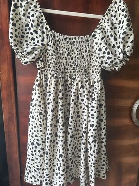 Altar’d State Dalmatian Print Tiered Babydoll Dress in beige/black.
Size:XXS